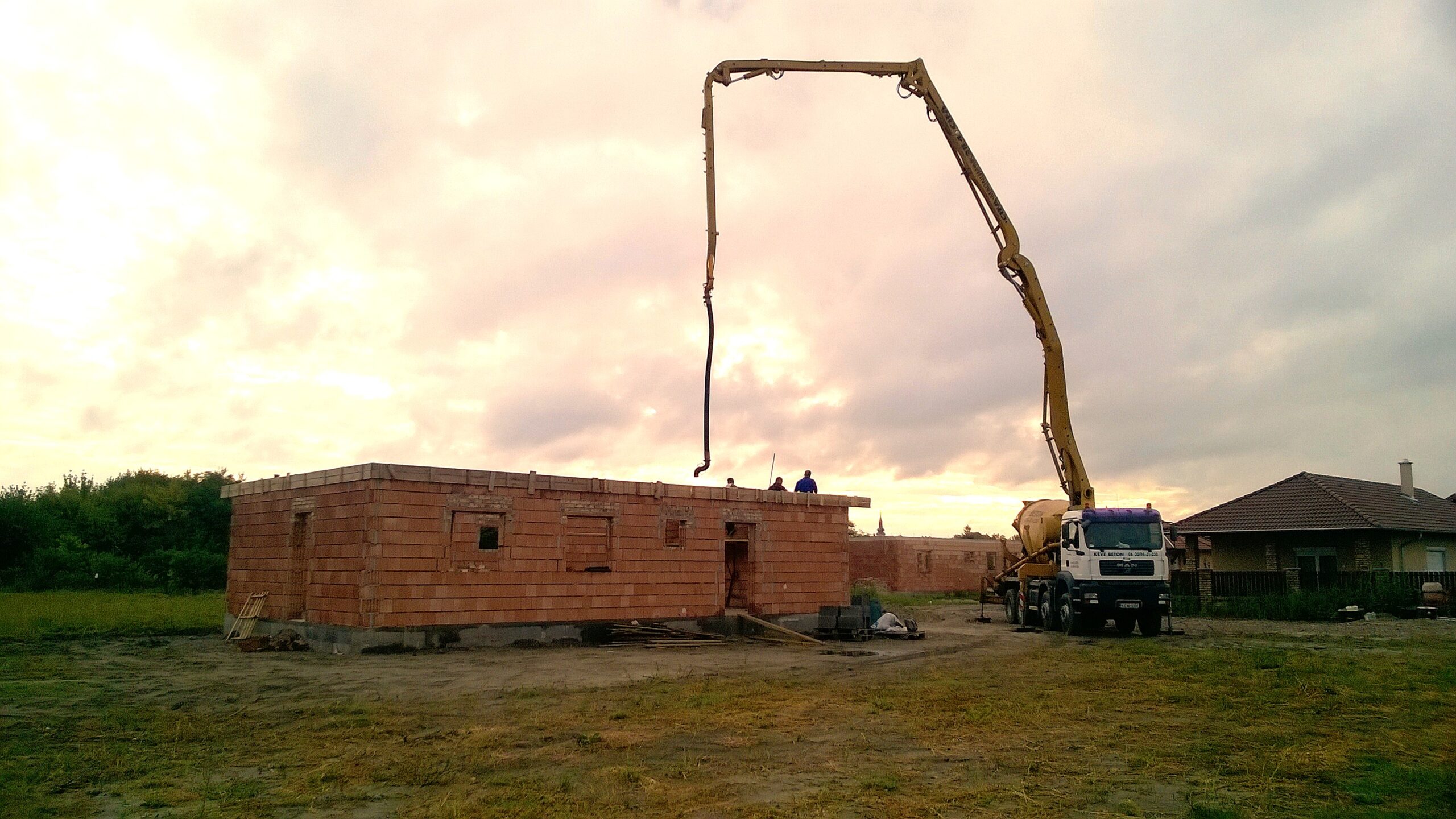 Családi ház koszorú betonozás